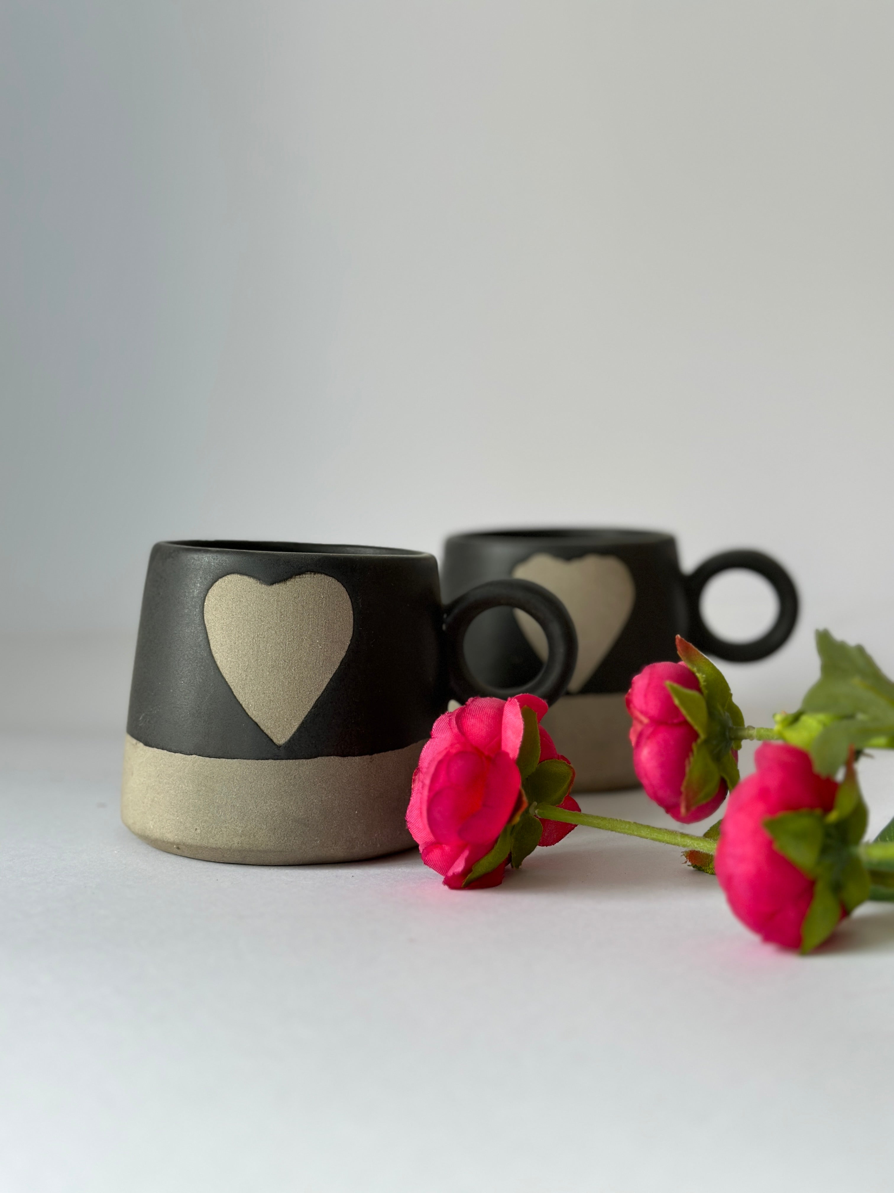 Love Happens Here Mug Black- 450ml